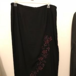 Black Skirt with Embroidery in Women Plus